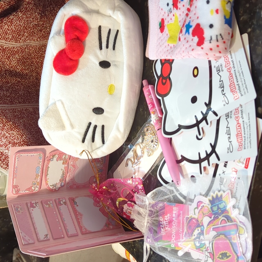 NWoT 🩷🌞 SANRIO 🎀 HELLO KITTY & FRIENDS 🌞🩷 GIFT POUCH 🧁 so sweet! $75 R!